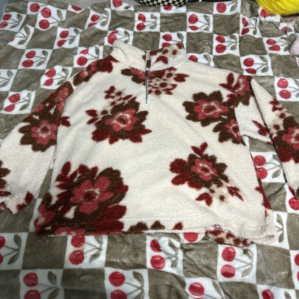 Very cozy and warm white and red floral zip-up sweater #floral #cozy